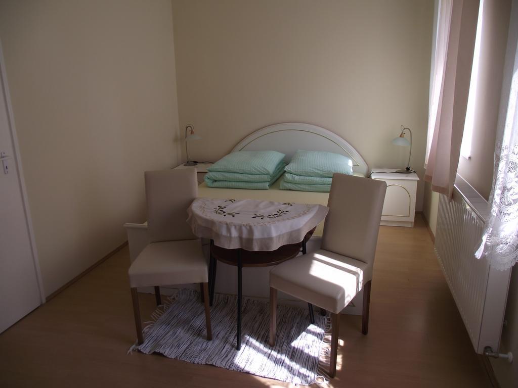 Radek Vendeghaz Es Apartman Halaszi Экстерьер фото
