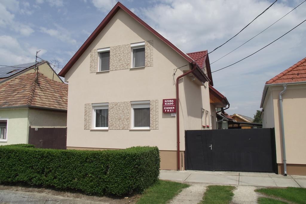 Radek Vendeghaz Es Apartman Halaszi Экстерьер фото