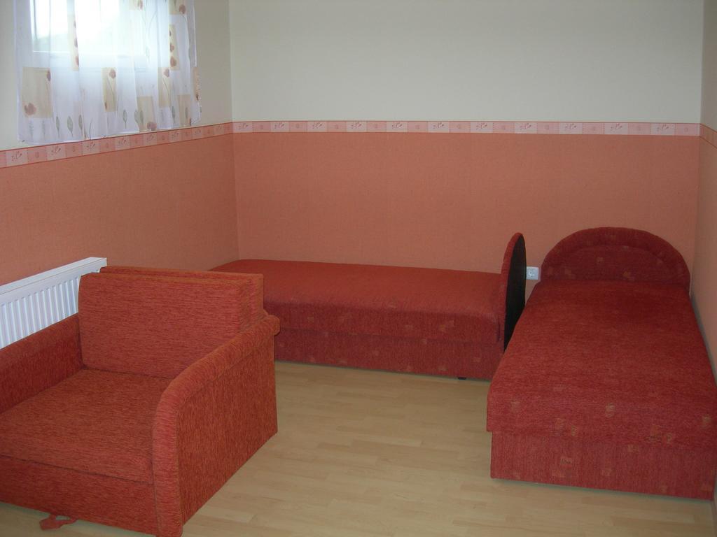 Radek Vendeghaz Es Apartman Halaszi Экстерьер фото