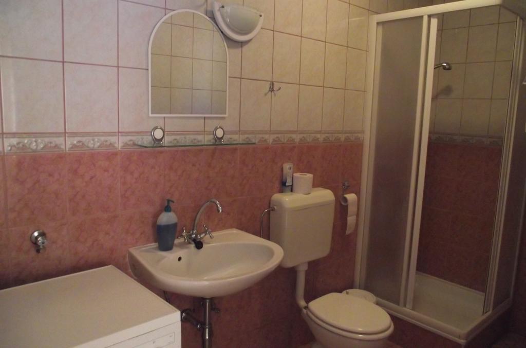 Radek Vendeghaz Es Apartman Halaszi Экстерьер фото