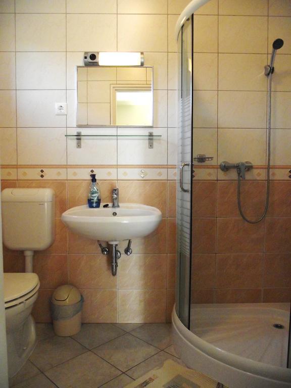 Radek Vendeghaz Es Apartman Halaszi Экстерьер фото